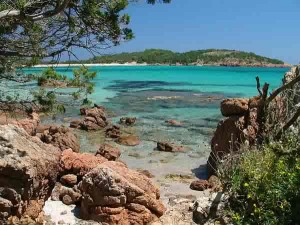 Plage déserte en Corse